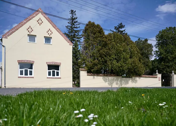 Buekfuerdo Kuria Studio, Buekfalva Bük