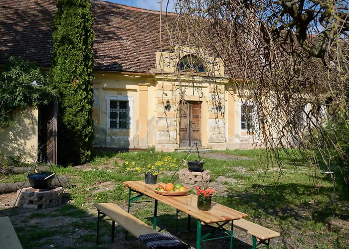 Buekfuerdo Kuria Studio, Buekfalva